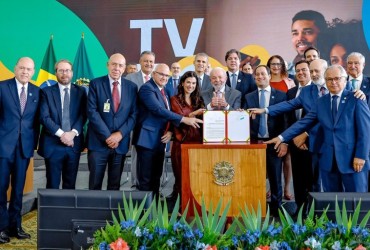Presidente Lula durante cerim&ocirc;nia de assinatura do decreto de implanta&ccedil;&atilde;o da TV 3.0, no Pal&aacute;cio do Planalto - Foto: Ricardo Stuckert / PR