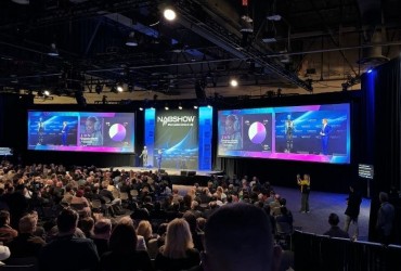 Abertura do NAB Show em 2024, quando a IA j&aacute; era tema central nos debates