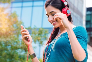 Publicidade no r&aacute;dio e no &aacute;udio digital impulsiona lan&ccedil;amentos de filmes e streaming, revela estudo