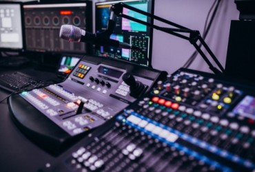 Desafios t&eacute;cnicos e digitais devem pautar o r&aacute;dio brasileiro em 2026, em ano de intensa agenda de eventos