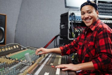 Dia Mundial do R&aacute;dio refor&ccedil;a confian&ccedil;a e conex&atilde;o humana do meio em meio ao avan&ccedil;o da IA